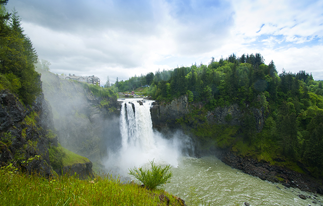 Landscape of Snoqualmie Falls in Washington State, USA.
